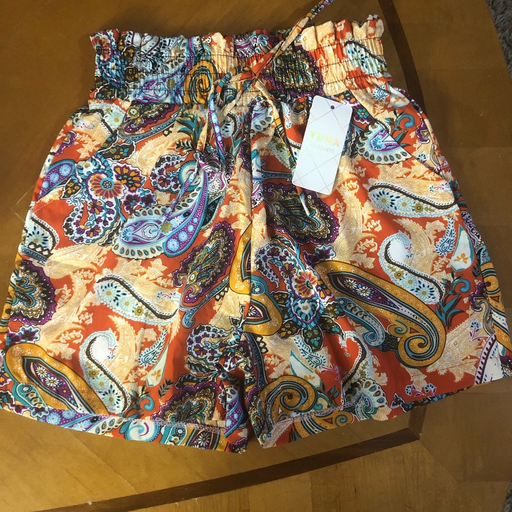 Yuna Fashion Shorts Size S - New With Tags